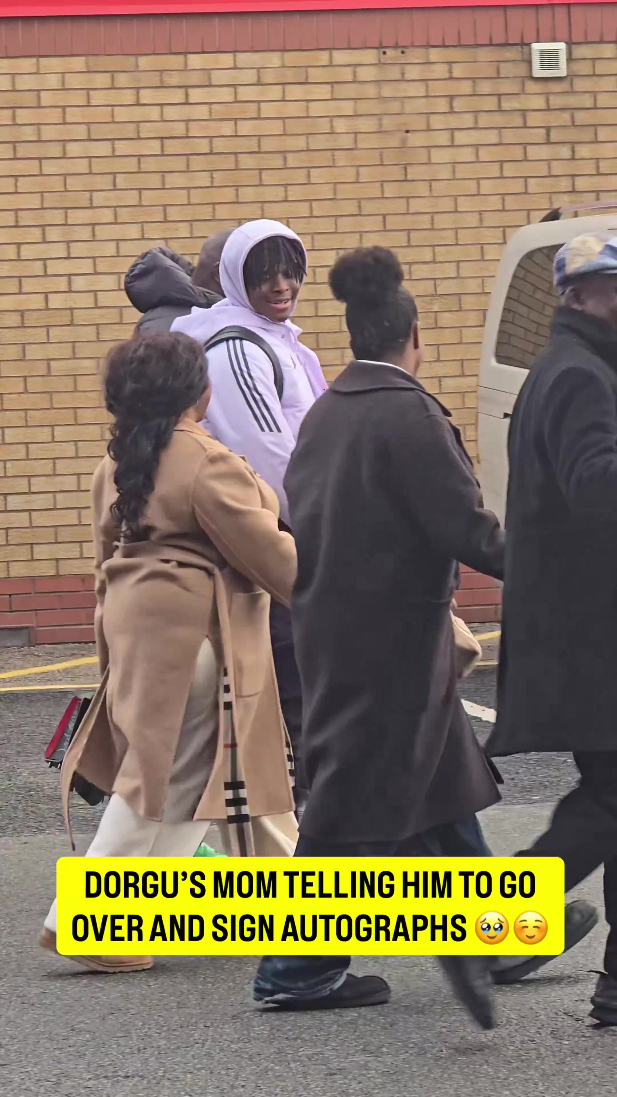 KAIYUN-听妈妈的话！在母亲的要求下，多尔古为球迷签名