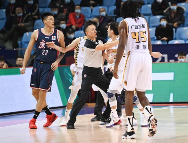 开云体育-CBA为何频现“垫脚事件”运动员心理健康不容忽视